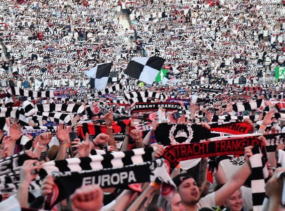18.05.2022, xhbx, Fussball UEFA Europa League Finale 2022 Public Viewing, Eintracht Frankfurt - Glasgow Rangers emspor, v.l. Fans Eintracht Frankfurt, Stimmung, Schals, Banner, Choreo (DFL DFB REGULATIONS PROHIBIT ANY USE OF PHOTOGRAPHS as IMAGE SEQUENCES and or QUASI-VIDEO) Frankfurt am Main