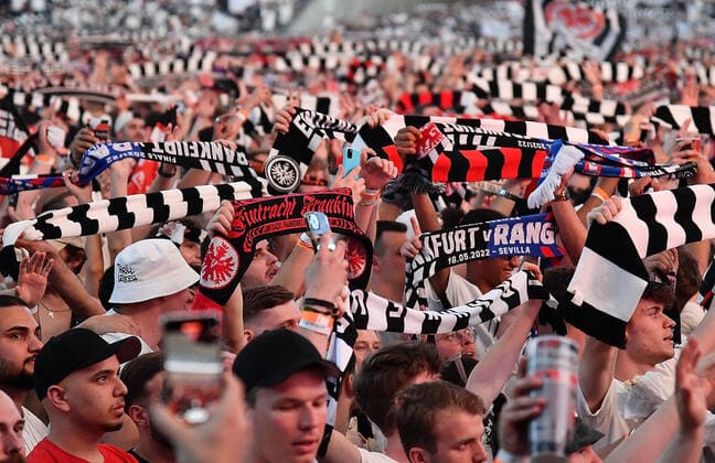18.05.2022, xhbx, Fussball UEFA Europa League Finale 2022 Public Viewing, Eintracht Frankfurt - Glasgow Rangers emspor, v.l. Fans Eintracht Frankfurt, Stimmung, Schals, Banner, Choreo (DFL DFB REGULATIONS PROHIBIT ANY USE OF PHOTOGRAPHS as IMAGE SEQUENCES and or QUASI-VIDEO) Frankfurt am Main