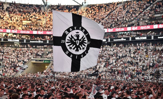 18.05.2022, xhbx, Fussball UEFA Europa League Finale 2022 Public Viewing, Eintracht Frankfurt - Glasgow Rangers emspor, v.l. Fans Eintracht Frankfurt, Stimmung, Schals, Banner, Choreo (DFL DFB REGULATIONS PROHIBIT ANY USE OF PHOTOGRAPHS as IMAGE SEQUENCES and or QUASI-VIDEO) Frankfurt am Main