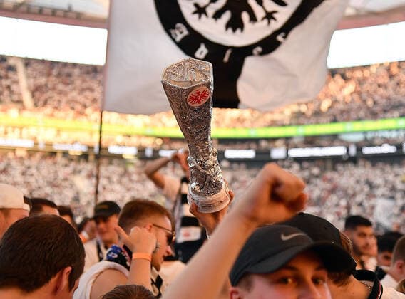 18.05.2022, xhbx, Fussball UEFA Europa League Finale 2022 Public Viewing, Eintracht Frankfurt - Glasgow Rangers emspor, v.l. Fans Eintracht Frankfurt, Stimmung, Schals, Banner, Choreo (DFL DFB REGULATIONS PROHIBIT ANY USE OF PHOTOGRAPHS as IMAGE SEQUENCES and or QUASI-VIDEO) Frankfurt am Main