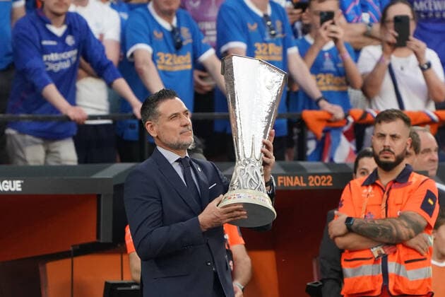 Pokal wird gebracht - Sevilla 18.05.2022: Eintracht Frankfurt vs. Glasgow Rangers, UEFA Europa League Finale, Ramon Sanchez Pizjuan Stadion Sevilla