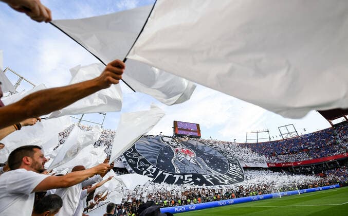 18.05.2022, xpsx, Fussball UEFA Europa League Finale 2022, Eintracht Frankfurt - Glasgow Rangers v.l. Choreo Frankfurt Fans (DFL DFB REGULATIONS PROHIBIT ANY USE OF PHOTOGRAPHS as IMAGE SEQUENCES and or QUASI-VIDEO) emspor Sevilla