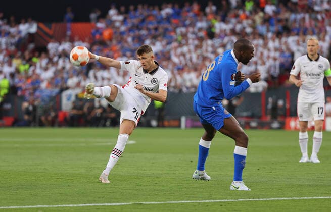18.05.2022, Fussball UEFA Europa League Finale in Sevilla, Eintracht Frankfurt - Glasgow Rangers FC, emonline, emspor, v.l., Jesper Lindström (Eintracht Frankfurt), Glen Kamara (Glasgow Rangers FC) DFL DFB REGULATIONS PROHIBIT ANY USE OF PHOTOGRAPHS AS IMAGE SEQUENCES AND OR QUASI-VIDEO. xdcx Copyright: HMBxMedia