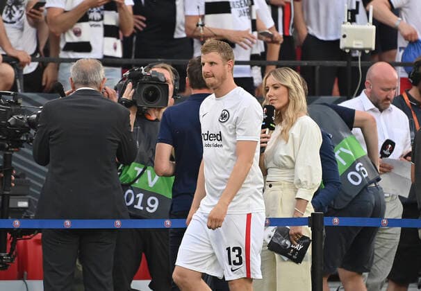 der verletzte Martin HINTEREGGER (F) bei Interviews vor dem Spiel, Fussball Europa League Finale 2022, Eintracht Frankfurt (F) - Glasgow Rangers (RFC), am 18.05.2022 in Sevilla Spanien Â