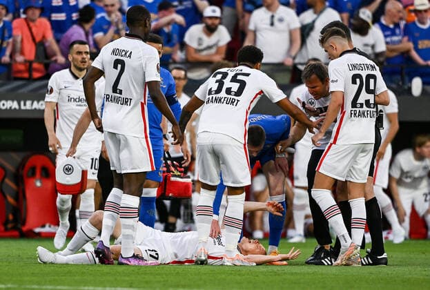 18.05.2022, xpsx, Fussball UEFA Europa League Finale 2022, Eintracht Frankfurt - Glasgow Rangers v.l. Sebastian Rode (Eintracht Frankfurt) verletzt (DFL DFB REGULATIONS PROHIBIT ANY USE OF PHOTOGRAPHS as IMAGE SEQUENCES and or QUASI-VIDEO) emspor Sevilla