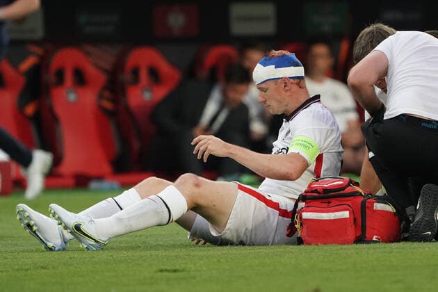 Sebastian Rode (Eintracht Frankfurt) liegt stark blutend auf dem Platz und wird behandelt, kann weiterspielen mit einem Turban - Sevilla 18.05.2022: Eintracht Frankfurt vs. Glasgow Rangers, UEFA Europa League Finale, Ramon Sanchez Pizjuan Stadion Sevilla
