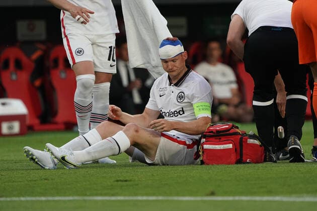 Sebastian Rode (Eintracht Frankfurt) liegt stark blutend auf dem Platz und wird behandelt, kann weiterspielen mit einem Turban - Sevilla 18.05.2022: Eintracht Frankfurt vs. Glasgow Rangers, UEFA Europa League Finale, Ramon Sanchez Pizjuan Stadion Sevilla