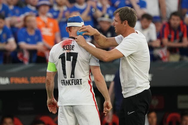 Sport Bilder des Tages Sebastian Rode (Eintracht Frankfurt) liegt stark blutend auf dem Platz und wird behandelt, kann weiterspielen mit einem Turban - Sevilla 18.05.2022: Eintracht Frankfurt vs. Glasgow Rangers, UEFA Europa League Finale, Ramon Sanchez Pizjuan Stadion Sevilla