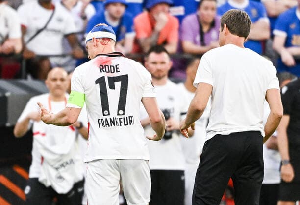 18.05.2022, xpsx, Fussball UEFA Europa League Finale 2022, Eintracht Frankfurt - Glasgow Rangers v.l. Sebastian Rode (Eintracht Frankfurt) mit Platzwunde gehts weiter (DFL DFB REGULATIONS PROHIBIT ANY USE OF PHOTOGRAPHS as IMAGE SEQUENCES and or QUASI-VIDEO) emspor Sevilla