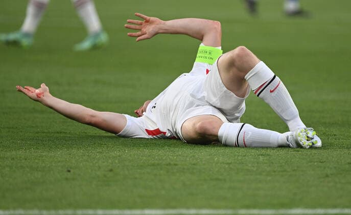 18.05.2022, xjhx, Fussball UEFA Europa League Finale 2022, Eintracht Frankfurt - Glasgow Rangers emspor, v.l. Sebastian Rode (Eintracht Frankfurt) verletzt Verletzung Schmerzen am Boden (DFL DFB REGULATIONS PROHIBIT ANY USE OF PHOTOGRAPHS as IMAGE SEQUENCES and or QUASI-VIDEO) Sevilla