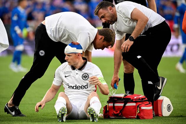 Sevilla, Estadio Ramon Sanchez Pizjuan, 18.05.22, ESP, Herren, UEFA Europa League Finale, Saison 2021-2022, Eintracht Frankfurt - Glasgow Rangers Bild: Eine blutende Kopfverletzung bei Sebastian Rode (Frankfurt) wird medizinisch versorgt Nur fuer journalistische Zwecke! Only for editorial use! Gemaess den Vorgaben der UEFA ist es untersagt, in dem Stadion und oder vom Spiel angefertigte Fotoaufnahmen in Form von Sequenzbildern und oder videoaehnlichen Fotostrecken zu verwerten bzw. verwerten zu lassen. UEFA regulations prohibit any use of photographs as image sequences and or quasi-video. Andalusien Spanien