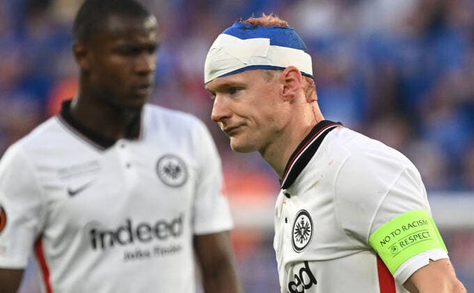 18.05.2022, xjhx, Fussball UEFA Europa League Finale 2022, Eintracht Frankfurt - Glasgow Rangers emspor, v.l. Sebastian Rode (Eintracht Frankfurt) verletzt Verletzung Turban Blut (DFL DFB REGULATIONS PROHIBIT ANY USE OF PHOTOGRAPHS as IMAGE SEQUENCES and or QUASI-VIDEO) Sevilla