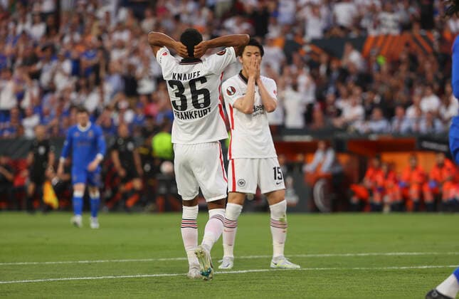 18.05.2022, Fussball UEFA Europa League Finale in Sevilla, Eintracht Frankfurt - Glasgow Rangers FC, emonline, emspor, v.l., Ansgar Knauff (Eintracht Frankfurt), Daichi Kamada (Eintracht Frankfurt) enttaeuscht, enttaeuscht schauend, dissapointed, traurig, frustiert, frust, gefrustet DFL DFB REGULATIONS PROHIBIT ANY USE OF PHOTOGRAPHS AS IMAGE SEQUENCES AND OR QUASI-VIDEO. xdcx Copyright: HMBxMedia
