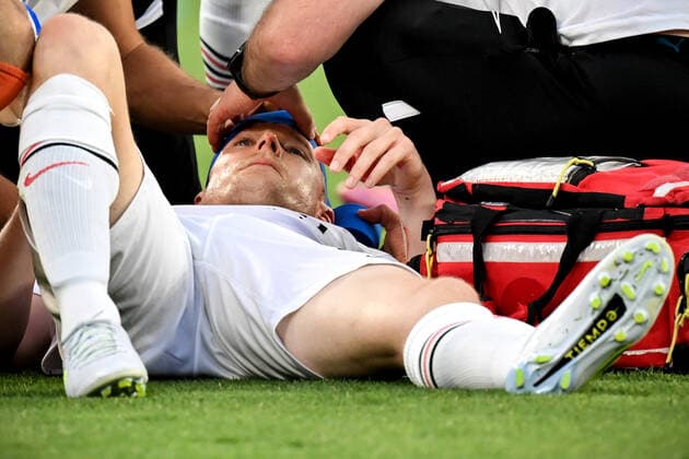 Sevilla, Estadio Ramon Sanchez Pizjuan, 18.05.22, ESP, Herren, UEFA Europa League Finale, Saison 2021-2022, Eintracht Frankfurt - Glasgow Rangers Bild: Eine blutende Kopfverletzung bei Sebastian Rode (Frankfurt) wird medizinisch versorgt Nur fuer journalistische Zwecke! Only for editorial use! Gemaess den Vorgaben der UEFA ist es untersagt, in dem Stadion und oder vom Spiel angefertigte Fotoaufnahmen in Form von Sequenzbildern und oder videoaehnlichen Fotostrecken zu verwerten bzw. verwerten zu lassen. UEFA regulations prohibit any use of photographs as image sequences and or quasi-video. Andalusien Spanien