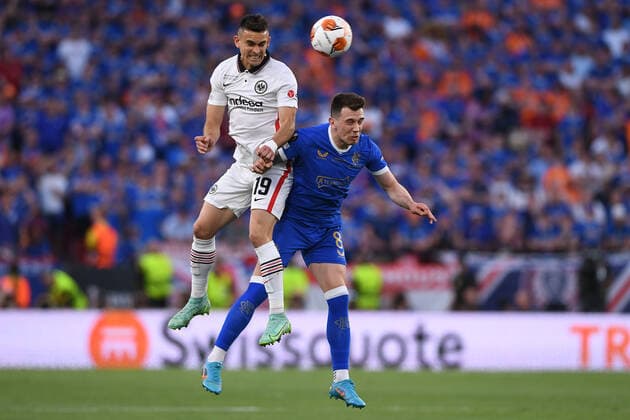 Fußball Europa League Finale Eintracht Frankfurt - Glasgow Rangers am 18.05.2022 im Estadio Ramon Sanchez-Pizjuan in Sevilla Rafael Borre ( Frankfurt ), links - Ryan Jack ( Glasgow ), rechts