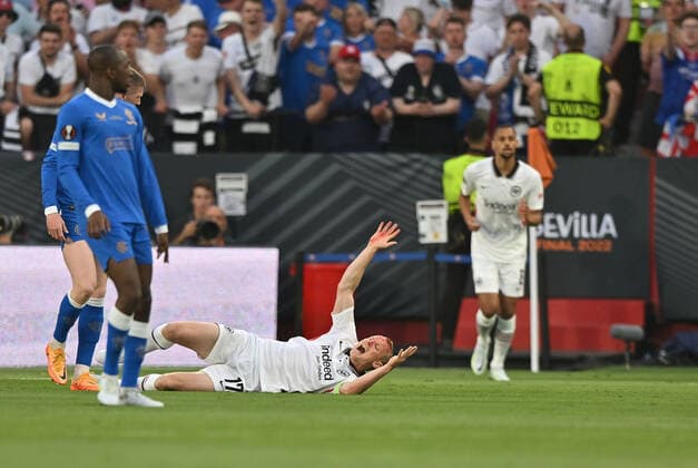 18.05.2022, xfux, Fussball UEFA Europa League Finale 2022, Eintracht Frankfurt - Glasgow Rangers, emonline, emspor, v.l. Sebastian Rode (Eintracht Frankfurt) verletzt Verletzung Schmerzen am Boden (DFL DFB REGULATIONS PROHIBIT ANY USE OF PHOTOGRAPHS as IMAGE SEQUENCES and or QUASI-VIDEO) Sevilla