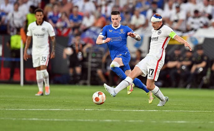 18.05.2022, xfux, Fussball UEFA Europa League Finale 2022, Eintracht Frankfurt - Glasgow Rangers, emonline, emspor, v.l. Ryan Kent (Glasgow Rangers) Sebastian Rode (Eintracht Frankfurt) Zweikampf, Aktion, action, battle for the ball (DFL DFB REGULATIONS PROHIBIT ANY USE OF PHOTOGRAPHS as IMAGE SEQUENCES and or QUASI-VIDEO) Sevilla