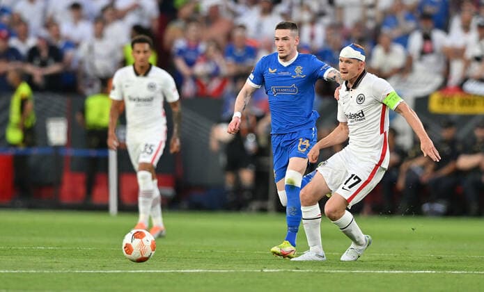 18.05.2022, xfux, Fussball UEFA Europa League Finale 2022, Eintracht Frankfurt - Glasgow Rangers, emonline, emspor, v.l. Ryan Kent (Glasgow Rangers) Sebastian Rode (Eintracht Frankfurt) Zweikampf, Aktion, action, battle for the ball (DFL DFB REGULATIONS PROHIBIT ANY USE OF PHOTOGRAPHS as IMAGE SEQUENCES and or QUASI-VIDEO) Sevilla