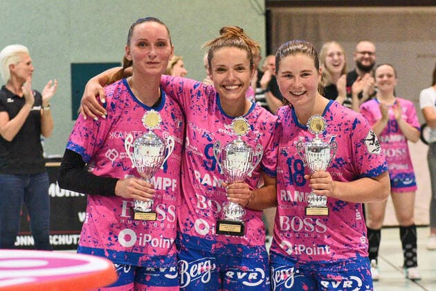 die TusSies der Saison 2021 2022 li. 2.Platz Silje Brons Petersen mi. 1.Platz Dagmara Nocun re. 3.Platz Marte Juuhl Svensson TusSies Metzingen vs. Buxtehuder SV Handball, HBF, 20.Ligaspiel, Saison 2021 2022 , 18.05.2022 TusSies Metzingen vs. Buxtehuder SV Handball, HBF, 20.Ligaspiel, Saison 2021 2022 , 18.05.2022 Metzingen Copyright: xEibner-Pressefotox EP_TBR