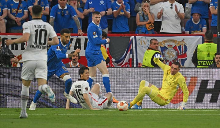 18.05.2022, xjhx, Fussball UEFA Europa League Finale 2022, Eintracht Frankfurt - Glasgow Rangers emspor, v.l. Daichi Kamada (Eintracht Frankfurt) Allan McGregor (Glasgow Rangers) (DFL DFB REGULATIONS PROHIBIT ANY USE OF PHOTOGRAPHS as IMAGE SEQUENCES and or QUASI-VIDEO) Sevilla
