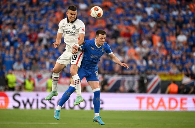 18.05.2022, xjhx, Fussball UEFA Europa League Finale 2022, Eintracht Frankfurt - Glasgow Rangers emspor, v.l. Rafael Borre, Rafael Santos Borre Maury (Eintracht Frankfurt) Ryan Jack (Glasgow Rangers) Kopfballduell Kopfball Zweikampf (DFL DFB REGULATIONS PROHIBIT ANY USE OF PHOTOGRAPHS as IMAGE SEQUENCES and or QUASI-VIDEO) Sevilla