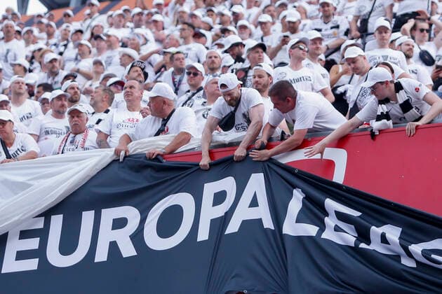 May 18, 2022, Seville, Spain: Supporters of Eintracht rip off the UEFA Europa League advertising before the UEFA Europa League Final soccer match between Eintracht Frankfurt and Rangers FC at the Ramon Sanchez Pizjuan Stadium Seville Spain - ZUMAa142 20220518_zap_a142_003 Copyright: xDanielxGonzalezxAcunax