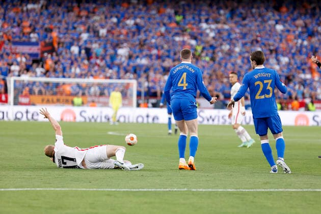 May 18, 2022, Seville, Spain: AJDIN HRUSTIC of Eintracht (L) lies injured during the UEFA Europa League Final soccer match between Eintracht Frankfurt and Rangers FC at the Ramon Sanchez Pizjuan Stadium Seville Spain - ZUMAa142 20220518_zap_a142_009 Copyright: xDanielxGonzalezxAcunax