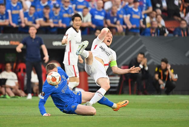 John LUNDSTRAM l. (RFC) trifft Sebastian RODE (F) am Kopf, Foul, Zweikampf, Aktion, Fussball Europa League Finale 2022, Eintracht Frankfurt (F) - Glasgow Rangers (RFC), am 18.05.2022 in Sevilla Spanien Â