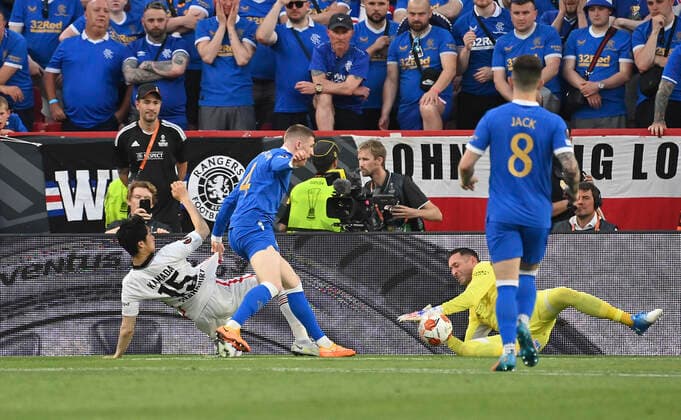Sport Bilder des Tages Torchance Daichi KAMADA l. (F) gegen Torwart Allan MCGREGOR r. (RFC) und John LUNDSTRAM (RFC), Aktion, Fussball Europa League Finale 2022, Eintracht Frankfurt (F) - Glasgow Rangers (RFC), am 18.05.2022 in Sevilla Spanien Â