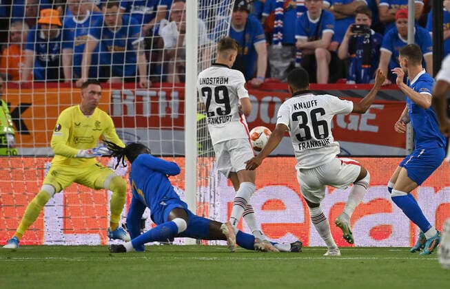 Torchance Ansgar KNAUFF (F Nr. 36) gegen Torwart Allan MCGREGOR (RFC), Aktion, Jesper LINDSTROEM (Lindström)(F Nr. 29) Fussball Europa League Finale 2022, Eintracht Frankfurt (F) - Glasgow Rangers (RFC), am 18.05.2022 in Sevilla Spanien Â
