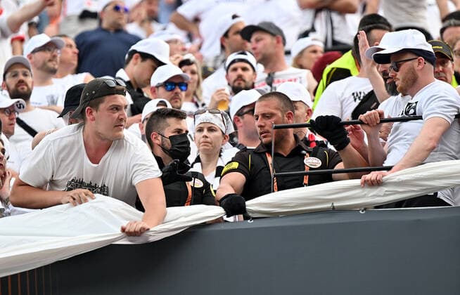 18.05.2022, xjhx, Fussball UEFA Europa League Finale 2022, Eintracht Frankfurt - Glasgow Rangers emspor, v.l. Fans Eintracht Frankfurt, Stimmung, Schals, Ordner Security (DFL DFB REGULATIONS PROHIBIT ANY USE OF PHOTOGRAPHS as IMAGE SEQUENCES and or QUASI-VIDEO) Sevilla