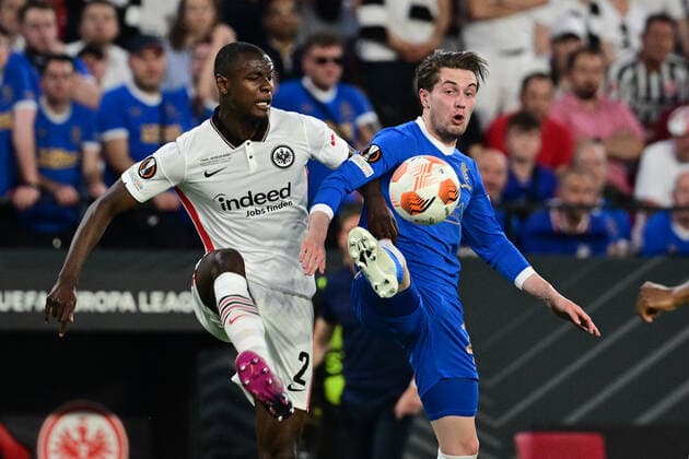 Evan Ndicka 2 (Eintracht Frankfurt) im Zweikampf, Aktion, mit James Tavernier 2 (Glasgow Rangers), Eintracht Frankfurt vs. Glasgow Rangers, Europa League, Finale, 18.05.2022