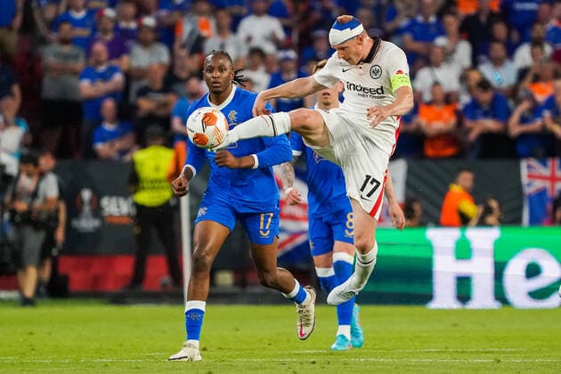 Sebastian Rode (Eintracht Frankfurt) weiter mit vollem Einsatz gegen Joe Aribo (Glasgow Rangers) - Sevilla 18.05.2022: Eintracht Frankfurt vs. Glasgow Rangers, UEFA Europa League Finale, Ramon Sanchez Pizjuan Stadion Sevilla