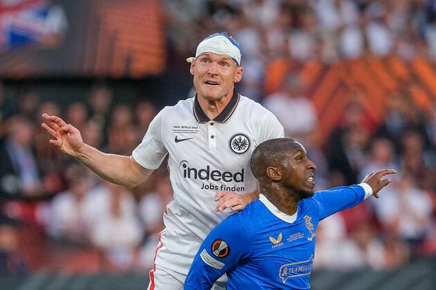 Sebastian Rode (Eintracht Frankfurt, 17) im Zweikampf mit Glen Kamara (Glasgow Rangers, 18), Eintracht Frankfurt vs. Glasgow Rangers, Fussball, Europa League, Finale, Saison 2021 2022, 18.05.2022, Eintracht Frankfurt vs. Glasgow Rangers, Fussball, Europa League, Finale, Saison 2021 2022, 18.05.2022 Sevilla Copyright: xEibner-Pressefotox EP_MBL