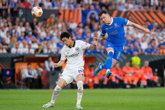 Daichi Kamada (Eintracht Frankfurt, 15) im Kopfballduell mit Ryan Jack (Glasgow Rangers, 8), Eintracht Frankfurt vs. Glasgow Rangers, Fussball, Europa League, Finale, Saison 2021 2022, 18.05.2022, Eintracht Frankfurt vs. Glasgow Rangers, Fussball, Europa League, Finale, Saison 2021 2022, 18.05.2022 Sevilla Copyright: xEibner-Pressefotox EP_MBL