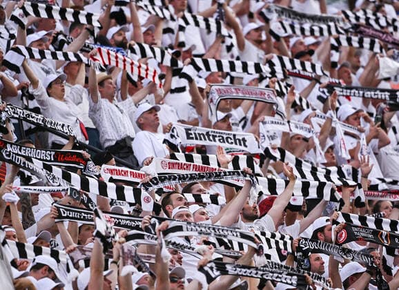 18.05.2022, xpsx, Fussball UEFA Europa League Finale 2022, Eintracht Frankfurt - Glasgow Rangers v.l. Eintracht Fans Zuschauer Schals Banner (DFL DFB REGULATIONS PROHIBIT ANY USE OF PHOTOGRAPHS as IMAGE SEQUENCES and or QUASI-VIDEO) emspor Sevilla