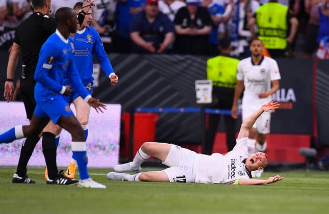 18.05.2022, Fussball Europa League 2021 2022, Finale, Eintracht Frankfurt - Glasgow Rangers, in Sevilla (Spanien). re am Boden: Sebastian Rode (Eintracht Frankfurt) blutend am Boden.