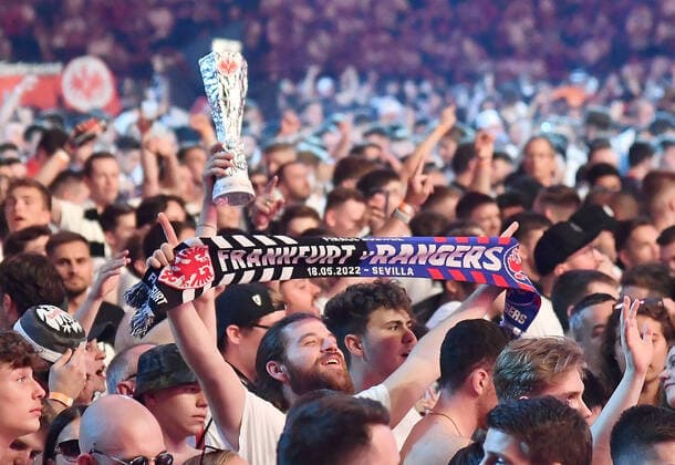 18.05.2022, xhbx, Fussball UEFA Europa League Finale 2022 Public Viewing, Eintracht Frankfurt - Glasgow Rangers emspor, v.l. Fans Eintracht Frankfurt, Stimmung, Schals, Banner, Choreo, (DFL DFB REGULATIONS PROHIBIT ANY USE OF PHOTOGRAPHS as IMAGE SEQUENCES and or QUASI-VIDEO) Frankfurt am Main