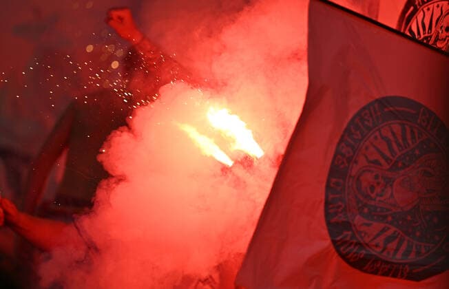 18.05.2022, xjhx, Fussball UEFA Europa League Finale 2022, Eintracht Frankfurt - Glasgow Rangers emspor, v.l. Frankfurter Fans Ultras Zuschauer Stimmung zuenden Pyrotechnik Bengalos Feuer Boeller bengalische Lichter (DFL DFB REGULATIONS PROHIBIT ANY USE OF PHOTOGRAPHS as IMAGE SEQUENCES and or QUASI-VIDEO) Sevilla