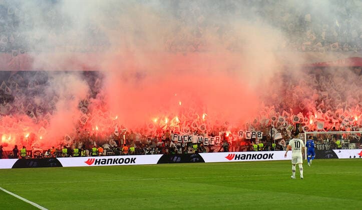 18.05.2022, xfux, Fussball UEFA Europa League Finale 2022, Eintracht Frankfurt - Glasgow Rangers, emonline, emspor, v.l. Frankfurter Fans Ultras Zuschauer Stimmung zuenden Pyrotechnik Bengalos Feuer Boeller bengalische Lichter (DFL DFB REGULATIONS PROHIBIT ANY USE OF PHOTOGRAPHS as IMAGE SEQUENCES and or QUASI-VIDEO) Sevilla