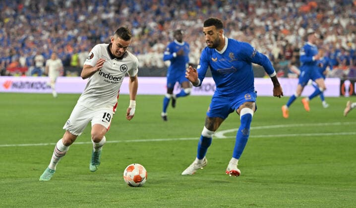 18.05.2022, xjhx, Fussball UEFA Europa League Finale 2022, Eintracht Frankfurt - Glasgow Rangers emspor, v.l. Rafael Borre, Rafael Santos Borre Maury (Eintracht Frankfurt) Connor Goldson (Glasgow Rangers) Zweikampf, Aktion, action, battle for the ball vermeintliches Foul Video Assistant Referee Videobeweis Pol van Boekel (Niederlande) (DFL DFB REGULATIONS PROHIBIT ANY USE OF PHOTOGRAPHS as IMAGE SEQUENCES and or QUASI-VIDEO) Sevilla