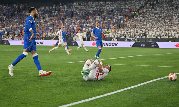 18.05.2022, xjhx, Fussball UEFA Europa League Finale 2022, Eintracht Frankfurt - Glasgow Rangers emspor, v.l. Rafael Borre, Rafael Santos Borre Maury (Eintracht Frankfurt) Connor Goldson (Glasgow Rangers) Zweikampf, Aktion, action, battle for the ball vermeintliches Foul Video Assistant Referee Videobeweis Pol van Boekel (Niederlande) (DFL DFB REGULATIONS PROHIBIT ANY USE OF PHOTOGRAPHS as IMAGE SEQUENCES and or QUASI-VIDEO) Sevilla