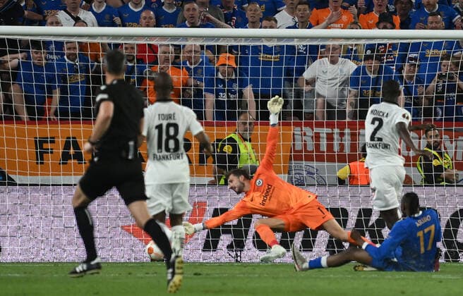 Sport Bilder des Tages 18.05.2022, xjhx, Fussball UEFA Europa League Finale 2022, Eintracht Frankfurt - Glasgow Rangers emspor, v.l. Joe Aribo (Glasgow Rangers) erzielt das Tor zum scores the Goal 0:1 (DFL DFB REGULATIONS PROHIBIT ANY USE OF PHOTOGRAPHS as IMAGE SEQUENCES and or QUASI-VIDEO) Sevilla