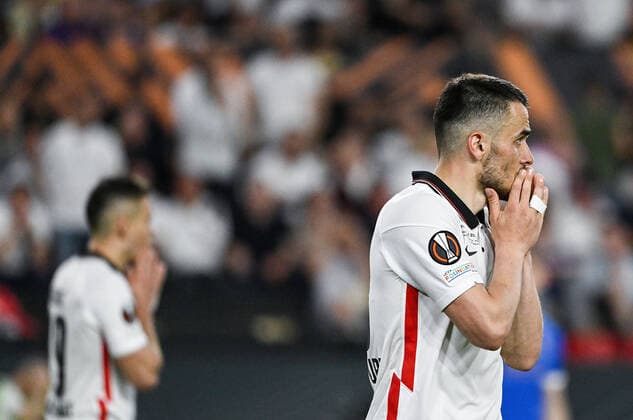 18.05.2022, xpsx, Fussball UEFA Europa League Finale 2022, Eintracht Frankfurt - Glasgow Rangers v.l. enttäuschung Rafael Borre (Eintracht Frankfurt), Filip Kostic (Eintracht Frankfurt) (DFL DFB REGULATIONS PROHIBIT ANY USE OF PHOTOGRAPHS as IMAGE SEQUENCES and or QUASI-VIDEO) emspor Sevilla