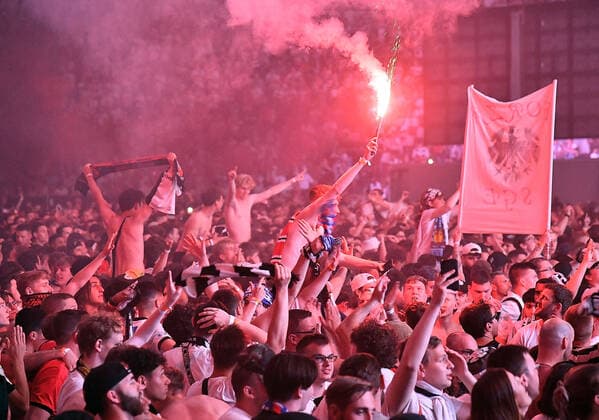 18.05.2022, xhbx, Fussball UEFA Europa League Finale 2022 Public Viewing, Eintracht Frankfurt - Glasgow Rangers emspor, v.l. Eintracht Frankfurt Fans jubeln nach dem 1:1 (DFL DFB REGULATIONS PROHIBIT ANY USE OF PHOTOGRAPHS as IMAGE SEQUENCES and or QUASI-VIDEO) Frankfurt am Main