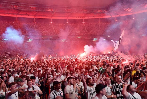 18.05.2022, xhbx, Fussball UEFA Europa League Finale 2022 Public Viewing, Eintracht Frankfurt - Glasgow Rangers emspor, v.l. Eintracht Frankfurt Fans jubeln nach dem 1:1 (DFL DFB REGULATIONS PROHIBIT ANY USE OF PHOTOGRAPHS as IMAGE SEQUENCES and or QUASI-VIDEO) Frankfurt am Main