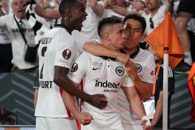 celebrate the goal, Torjubel zum 1:1 Rafael Santos Borre (Eintracht Frankfurt) mit Evan Ndicka (Eintracht Frankfurt), Makoto Hasebe (Eintracht Frankfurt)- Sevilla 18.05.2022: Eintracht Frankfurt vs. Glasgow Rangers, UEFA Europa League Finale, Ramon Sanchez Pizjuan Stadion Sevilla