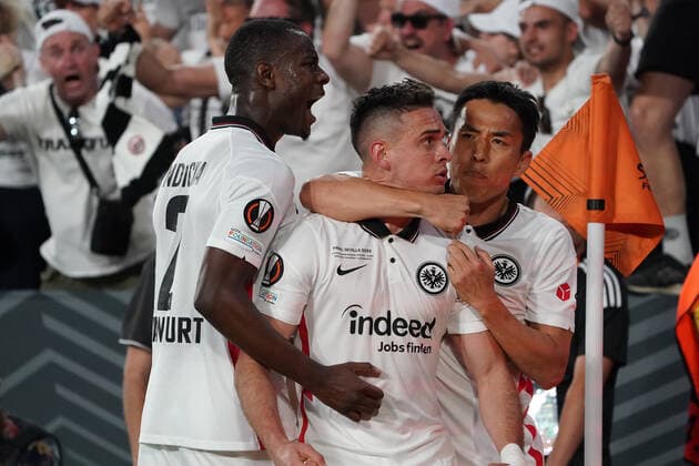 celebrate the goal, Torjubel zum 1:1 Rafael Santos Borre (Eintracht Frankfurt) mit Evan Ndicka (Eintracht Frankfurt), Makoto Hasebe (Eintracht Frankfurt)- Sevilla 18.05.2022: Eintracht Frankfurt vs. Glasgow Rangers, UEFA Europa League Finale, Ramon Sanchez Pizjuan Stadion Sevilla