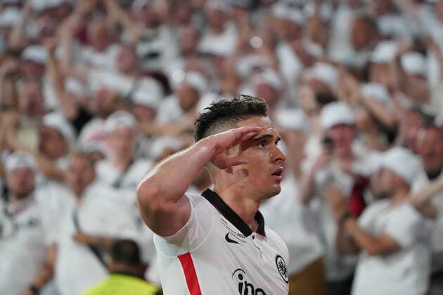 celebrate the goal, Torjubel zum 1:1 Rafael Santos Borre (Eintracht Frankfurt) mit Salut vor den Fans - Sevilla 18.05.2022: Eintracht Frankfurt vs. Glasgow Rangers, UEFA Europa League Finale, Ramon Sanchez Pizjuan Stadion Sevilla
