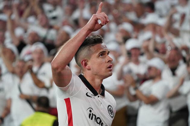 celebrate the goal, Torjubel zum 1:1 Rafael Santos Borre (Eintracht Frankfurt) mit Salut vor den Fans - Sevilla 18.05.2022: Eintracht Frankfurt vs. Glasgow Rangers, UEFA Europa League Finale, Ramon Sanchez Pizjuan Stadion Sevilla